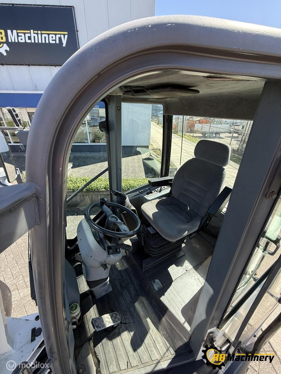 Ahlmann AL80 met 4500 uur. bj 2004