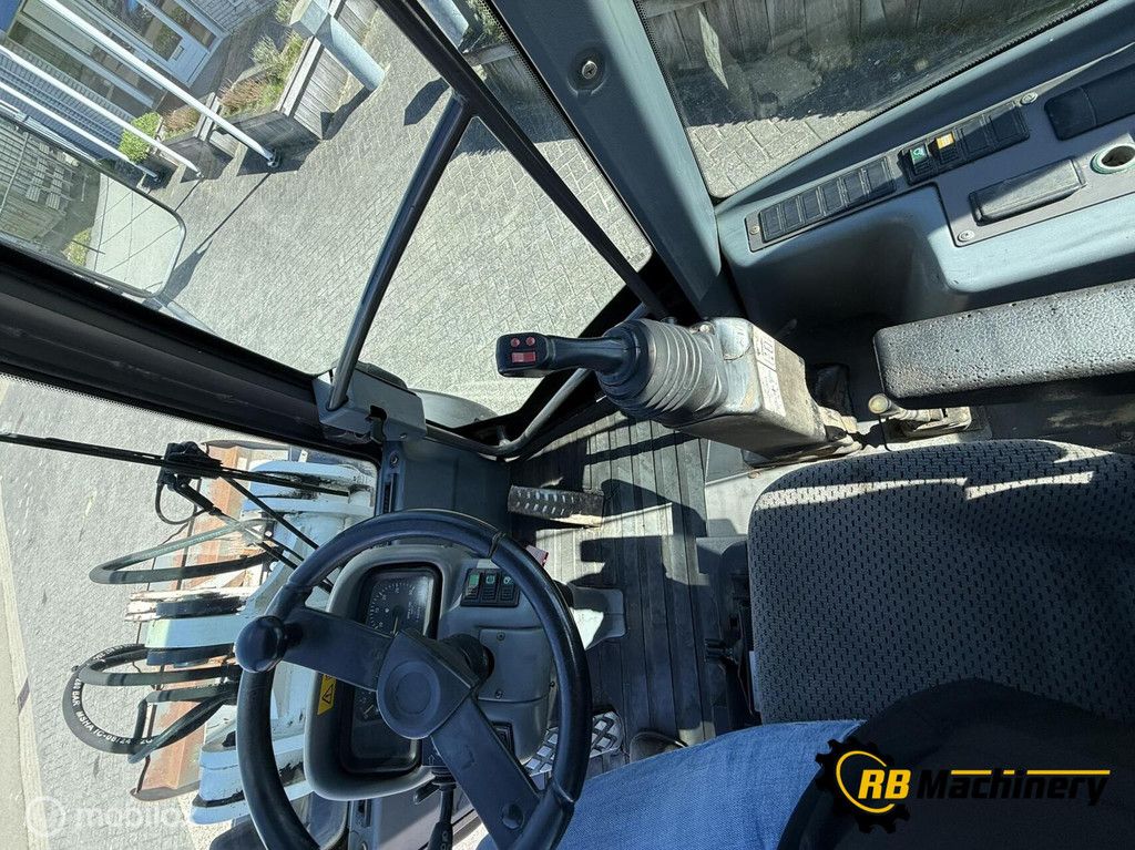 Ahlmann AL80 met 4500 uur. bj 2004