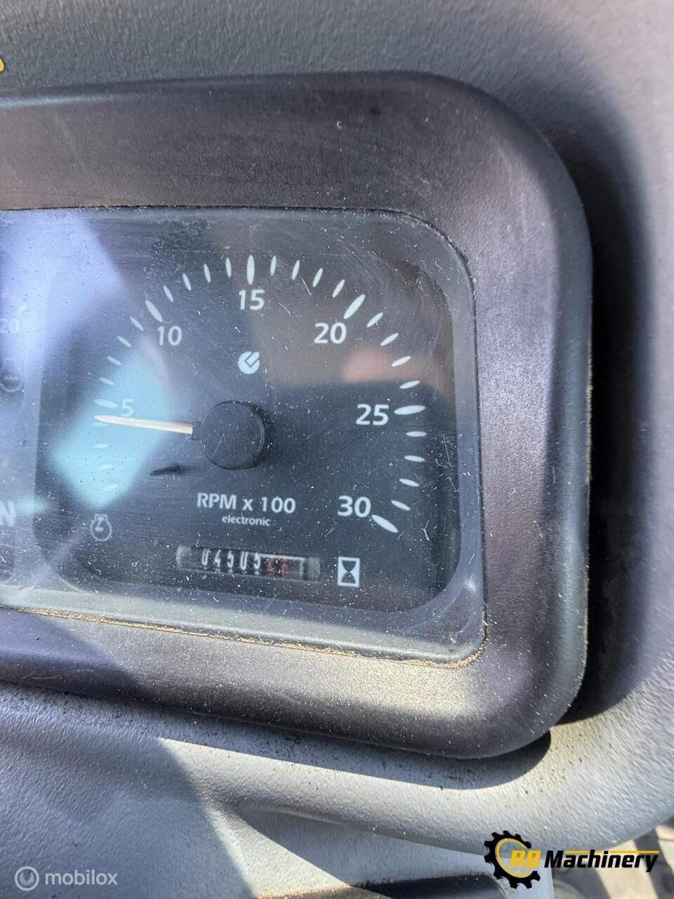 Ahlmann AL80 met 4500 uur. bj 2004