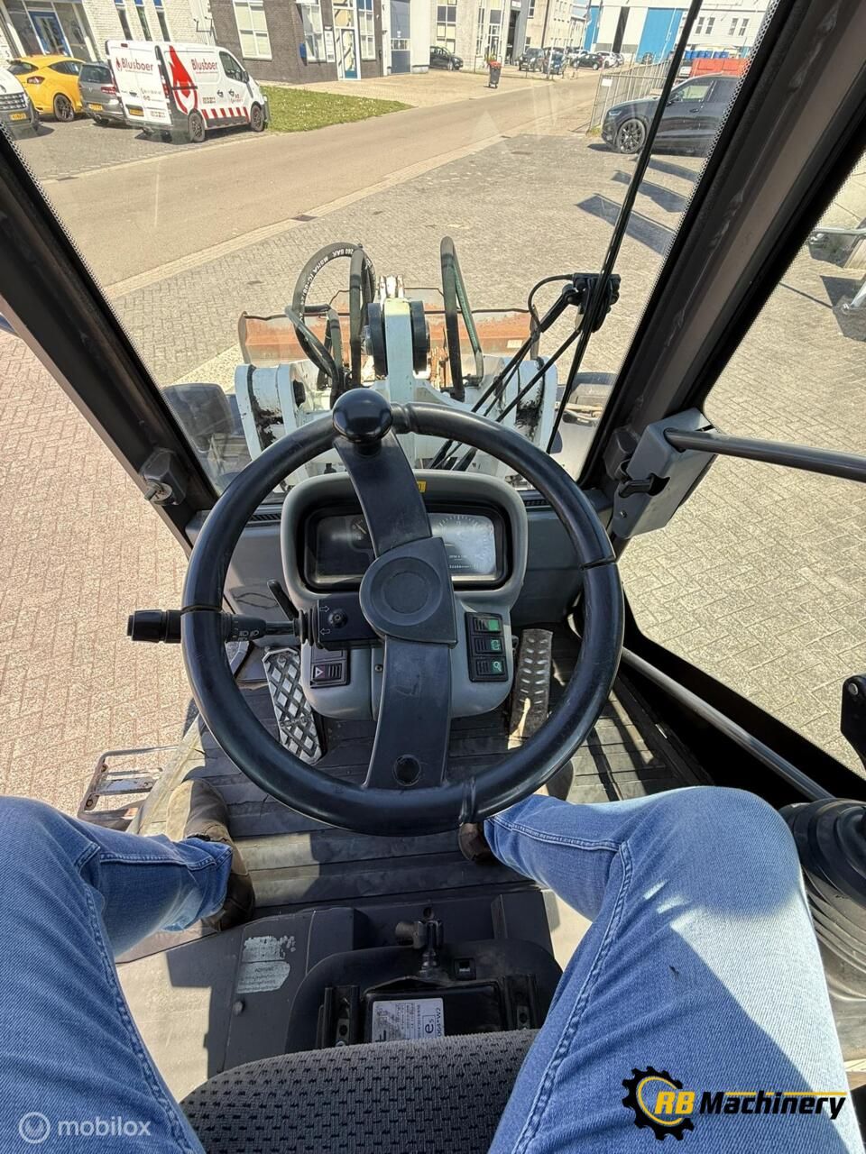 Ahlmann AL80 met 4500 uur. bj 2004