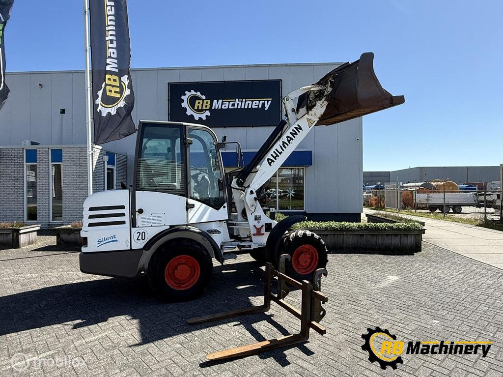 Ahlmann AL80 met 4500 uur. bj 2004