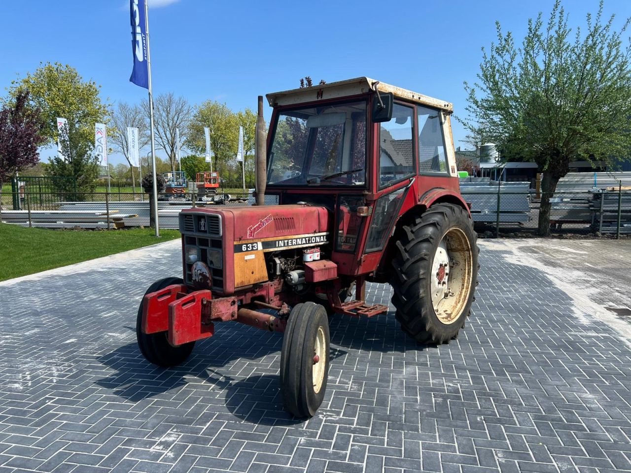 International 633 met cabine