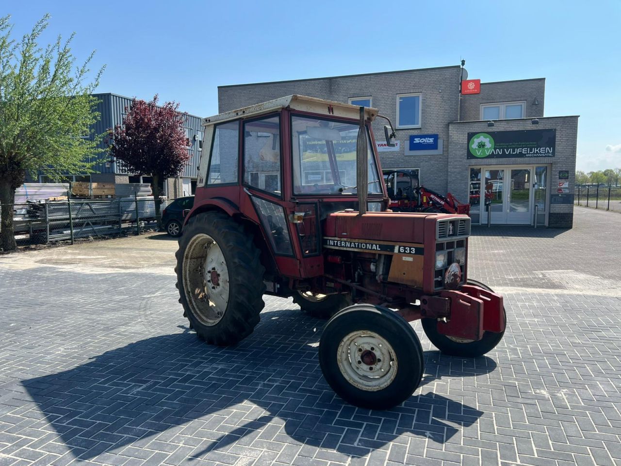 International 633 met cabine