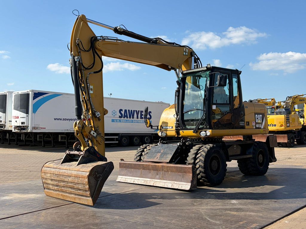 Caterpillar M313D VA - Outriggers + Blade