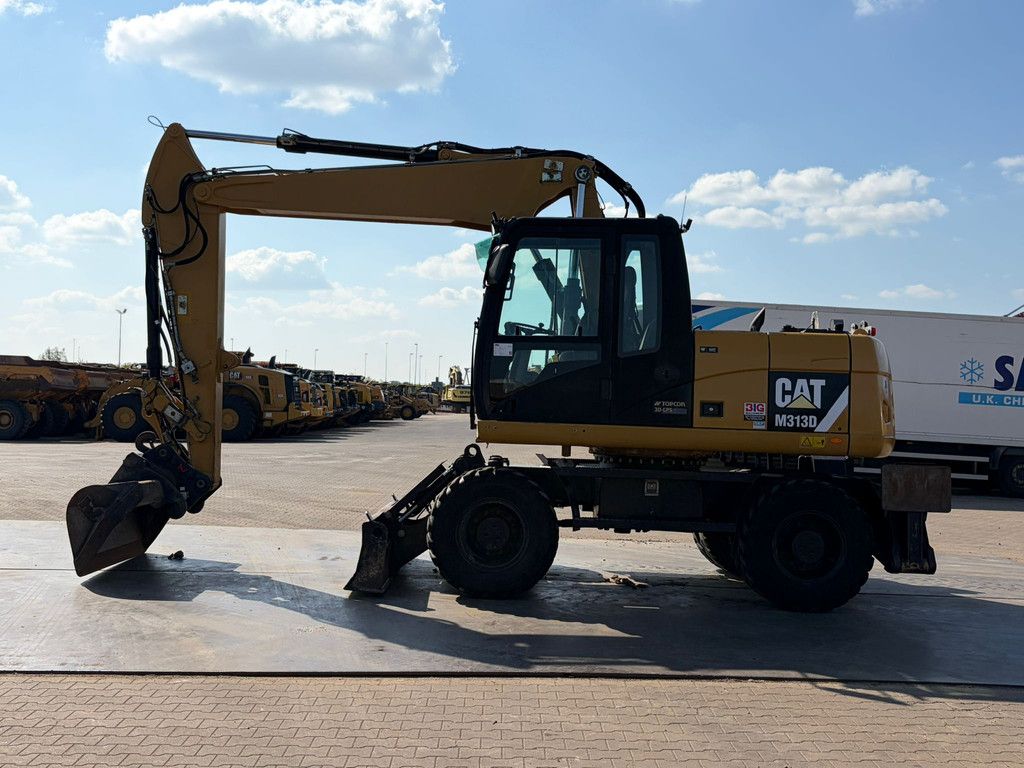 Caterpillar M313D VA - Outriggers + Blade
