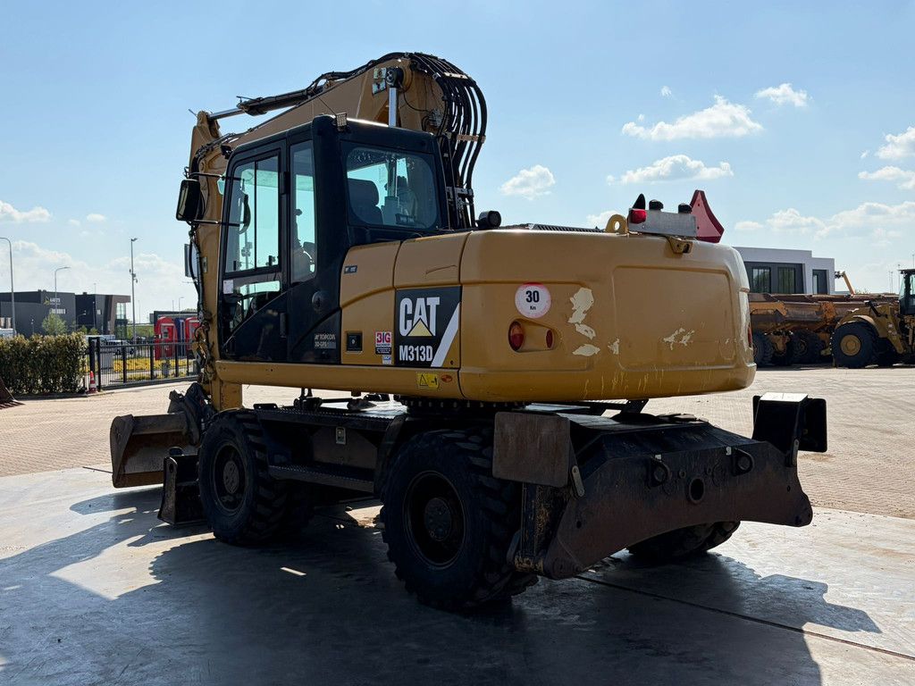 Caterpillar M313D VA - Outriggers + Blade