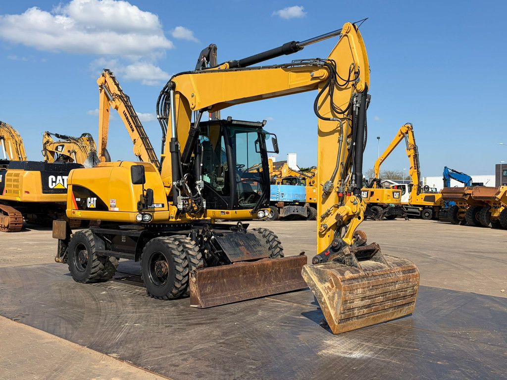 Caterpillar M313D VA - Outriggers + Blade