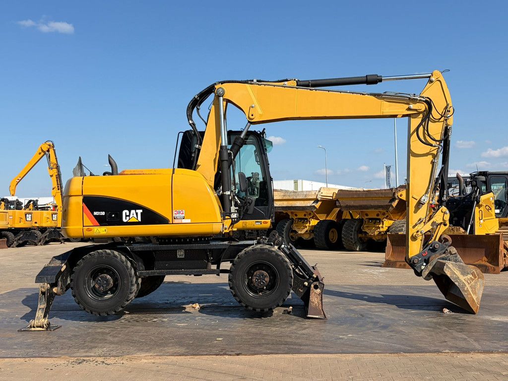 Caterpillar M313D VA - Outriggers + Blade