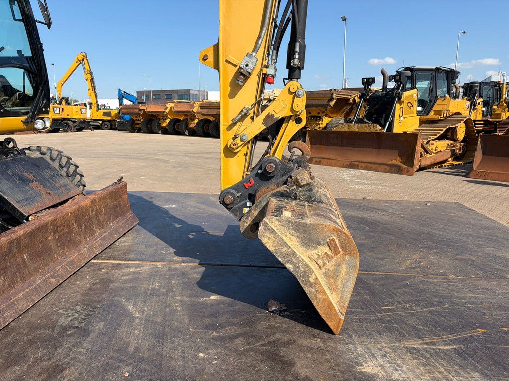 Caterpillar M313D VA - Outriggers + Blade