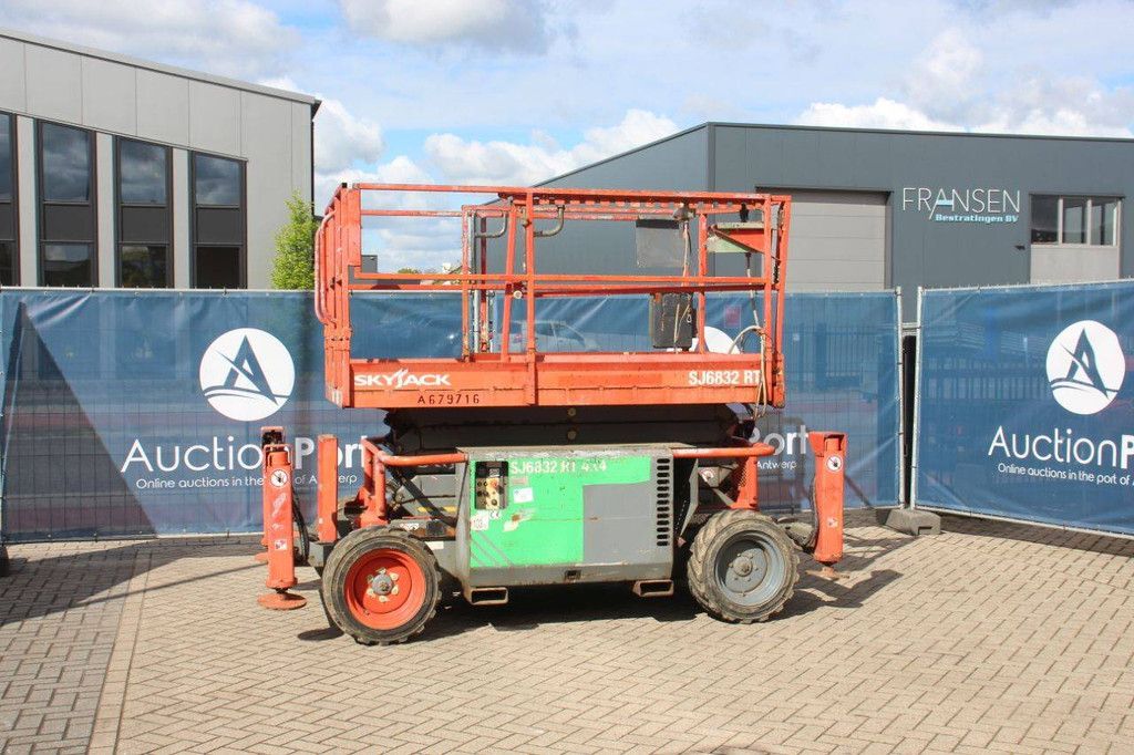 Schaarhoogwerker SkyJack SJ6832RT Diesel 12m 2015
