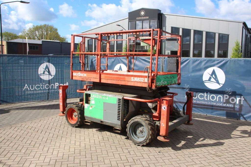 Schaarhoogwerker SkyJack SJ6832RT Diesel 12m 2015