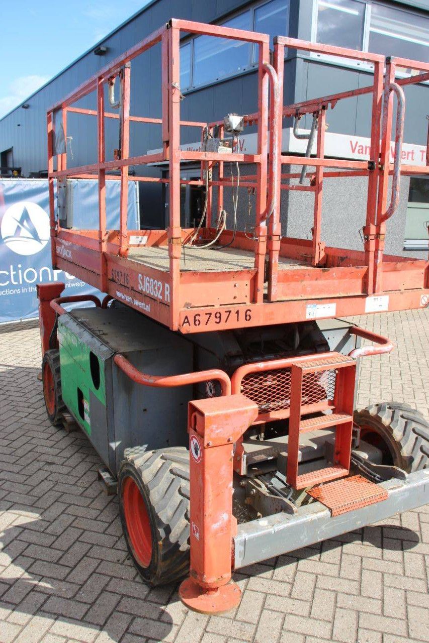 Schaarhoogwerker SkyJack SJ6832RT Diesel 12m 2015