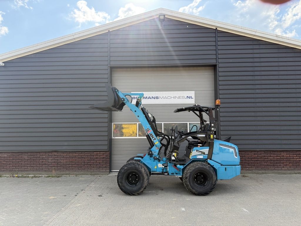 Giant G2700 X-TRA HD+ minishovel BJ 2024 1066 uur