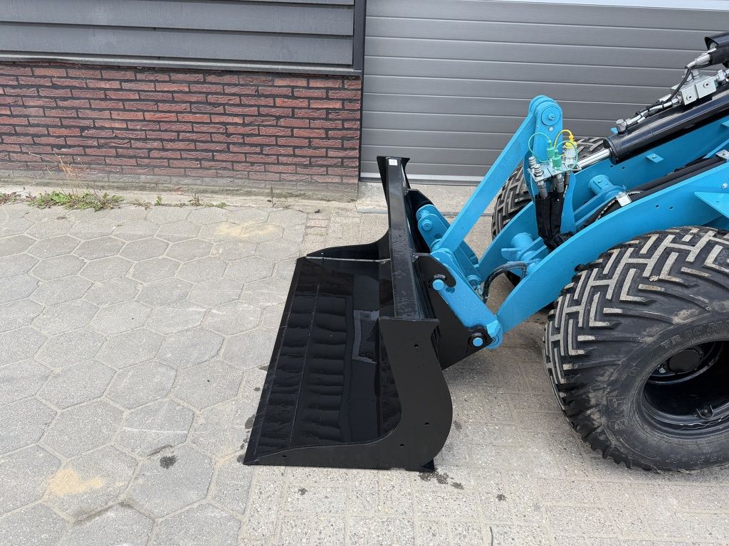 Giant G2700 X-TRA HD+ minishovel BJ 2024 1066 uur