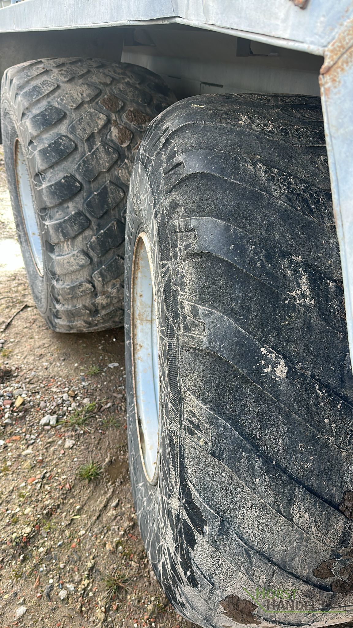 Duport 10300 Mesttank met bemester en zuigarm