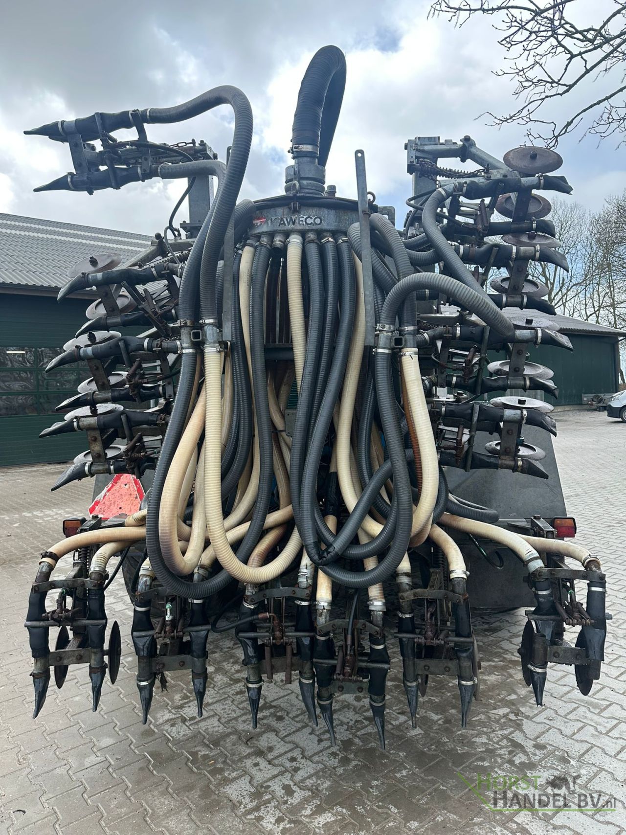 Duport 10300 Mesttank met bemester en zuigarm