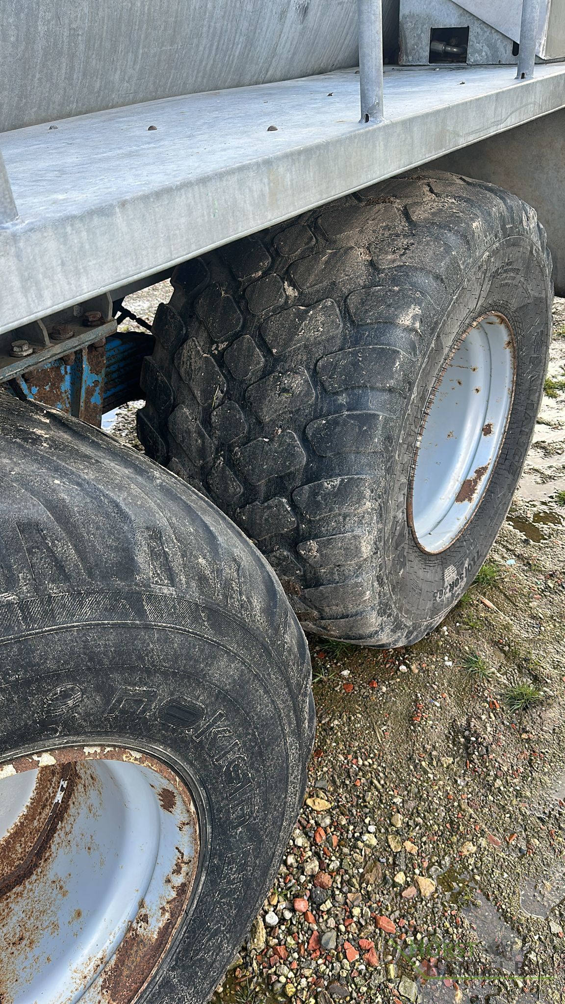 Duport 10300 Mesttank met bemester en zuigarm