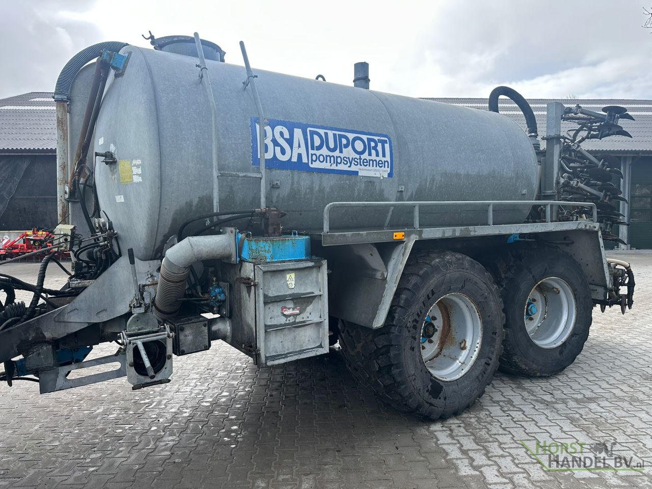 Duport 10300 Mesttank met bemester en zuigarm