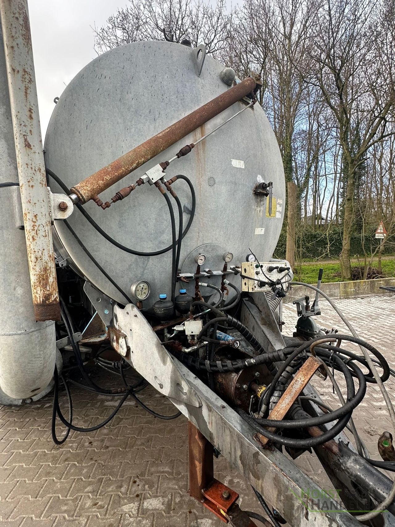 Duport 10300 Mesttank met bemester en zuigarm