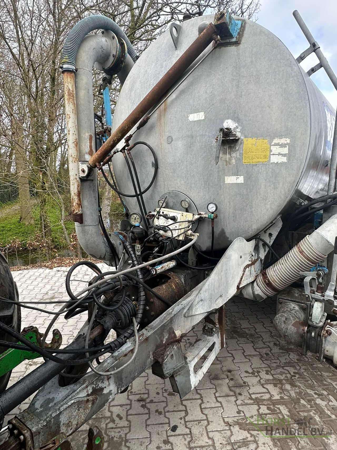 Duport 10300 Mesttank met bemester en zuigarm