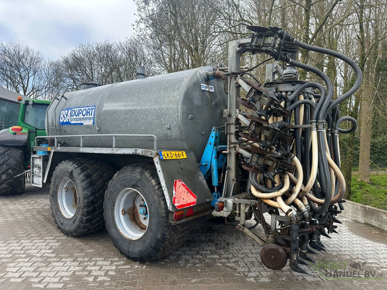 Duport 10300 Mesttank met bemester en zuigarm