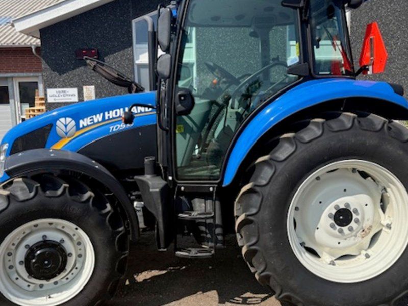 New Holland T5.95 MED FRONTLIFT + MASSER AF OLIEUDTAG.