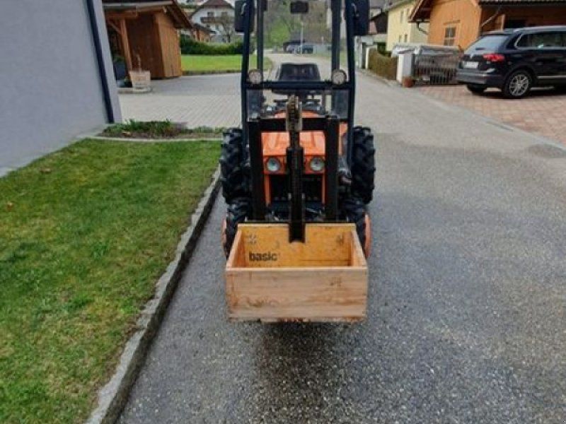 Kubota B7001