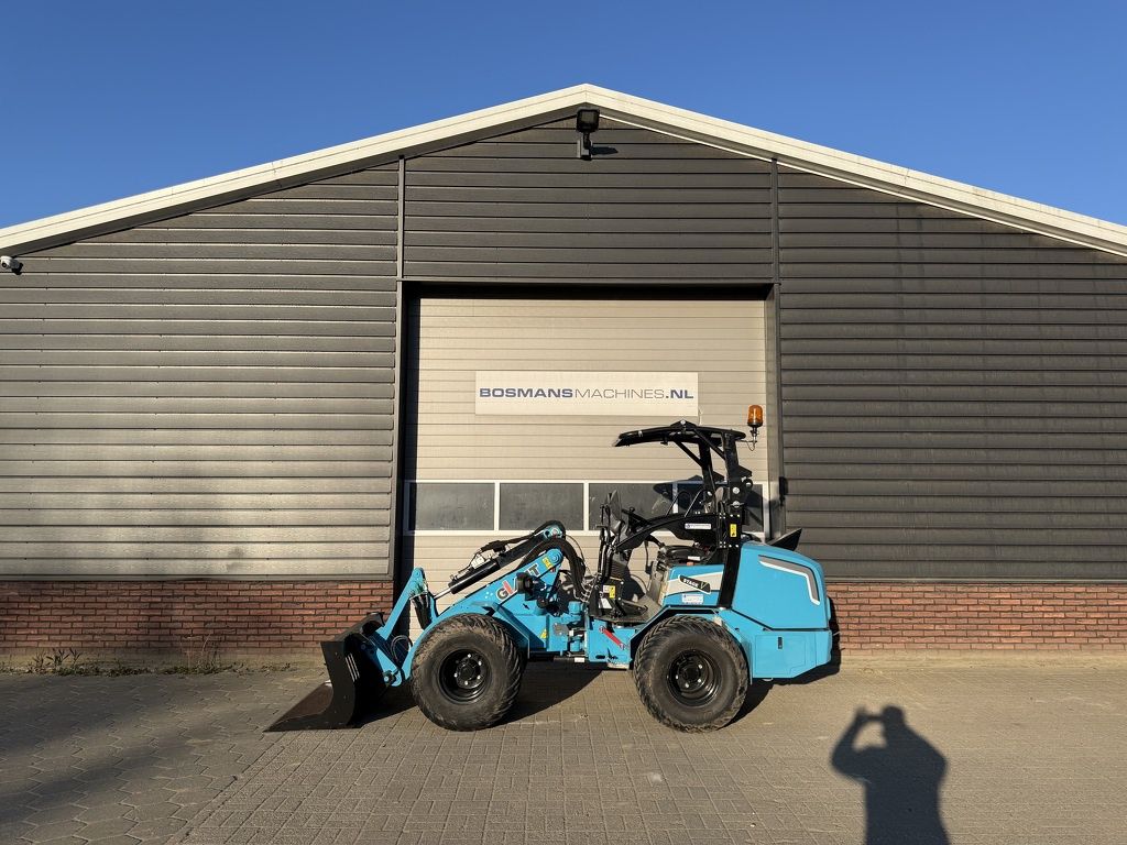 Giant G2700 X-TRA HD+ minishovel BJ 2024 1066 uur