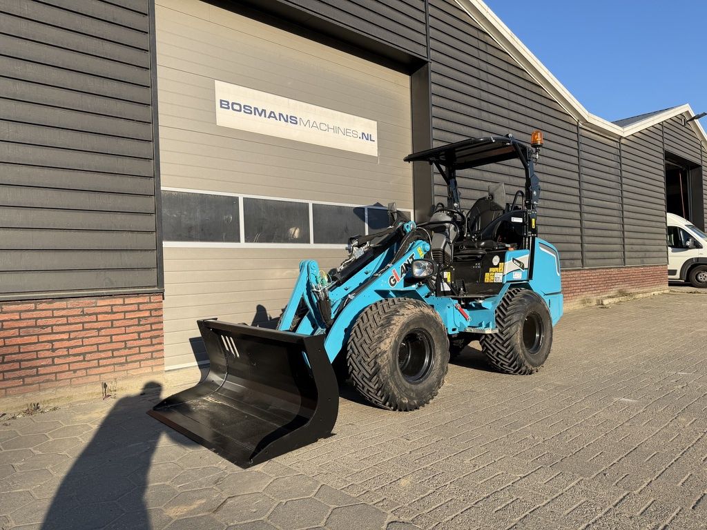 Giant G2700 X-TRA HD+ minishovel BJ 2024 1066 uur