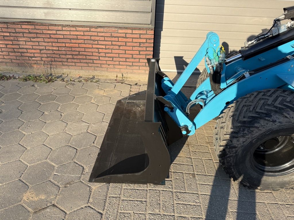 Giant G2700 X-TRA HD+ minishovel BJ 2024 1066 uur