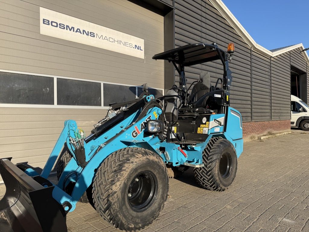 Giant G2700 X-TRA HD+ minishovel BJ 2024 1066 uur