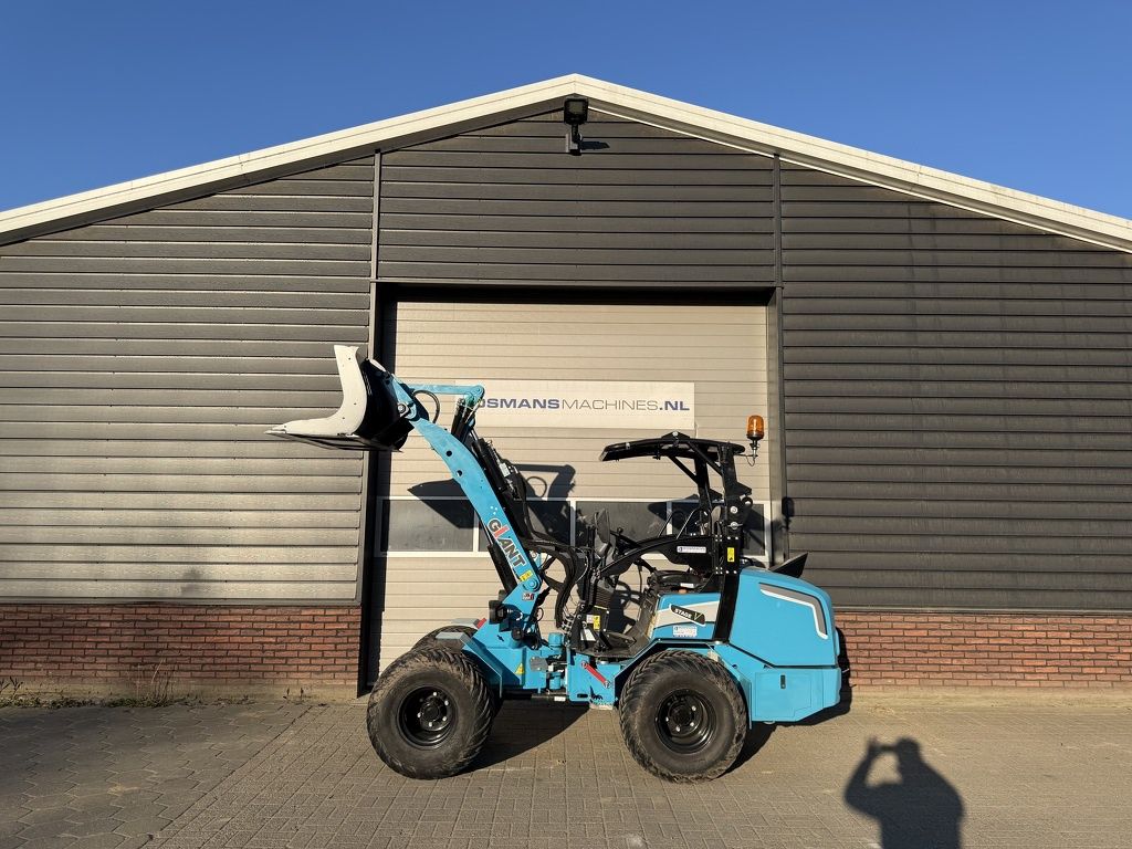 Giant G2700 X-TRA HD+ minishovel BJ 2024 1066 uur