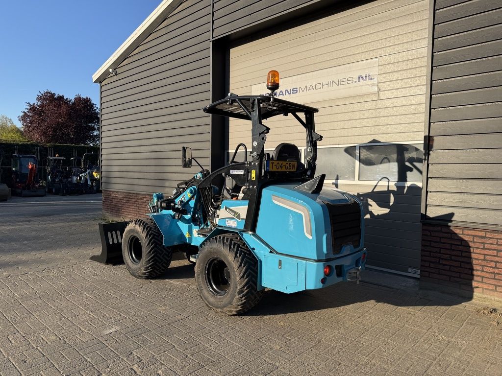 Giant G2700 X-TRA HD+ minishovel BJ 2024 1066 uur
