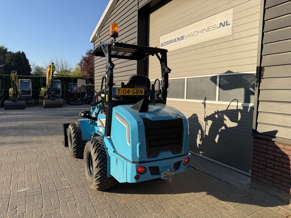Giant G2700 X-TRA HD+ minishovel BJ 2024 1066 uur