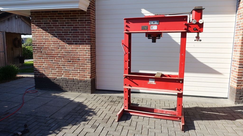 Nugier H60-7S 60 ton hydraulische pers