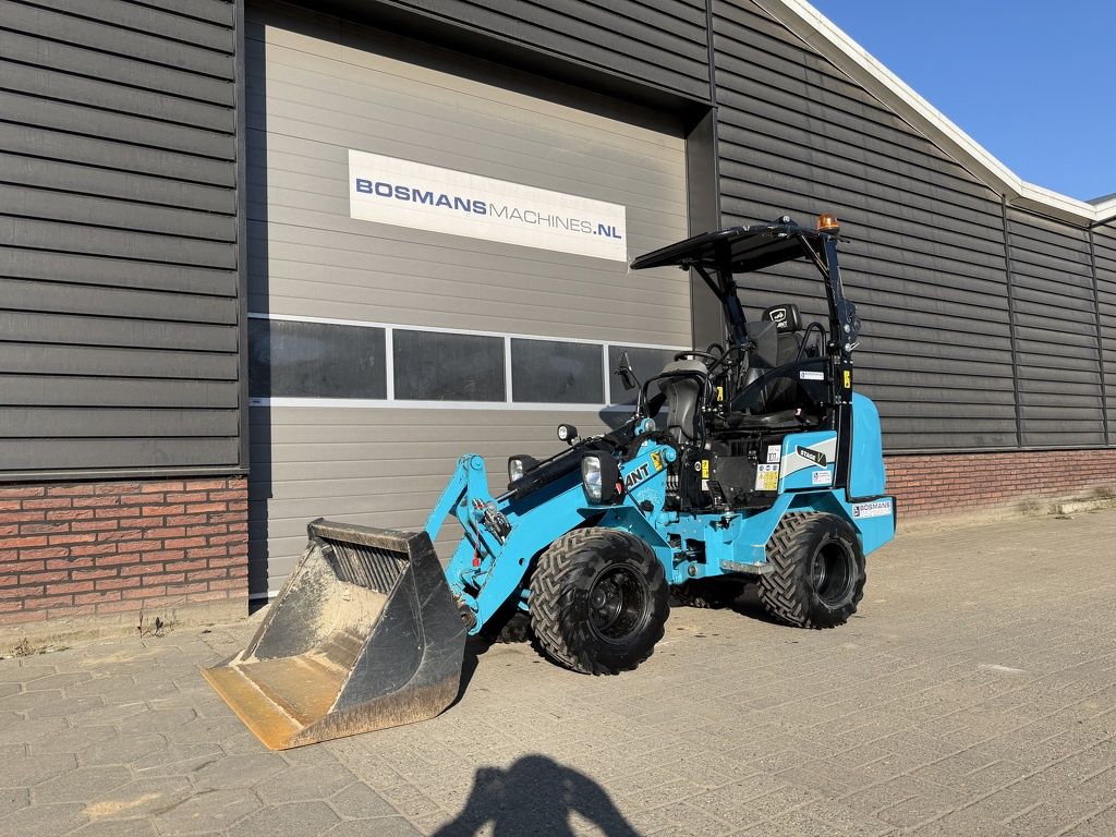 Giant G1500 X-TRA minishovel MIAMI blue 2024