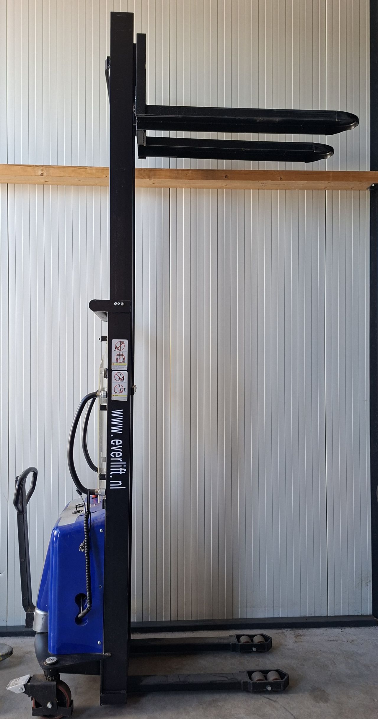 Semi elektrische stapelaar 3000 mm 1000 kg