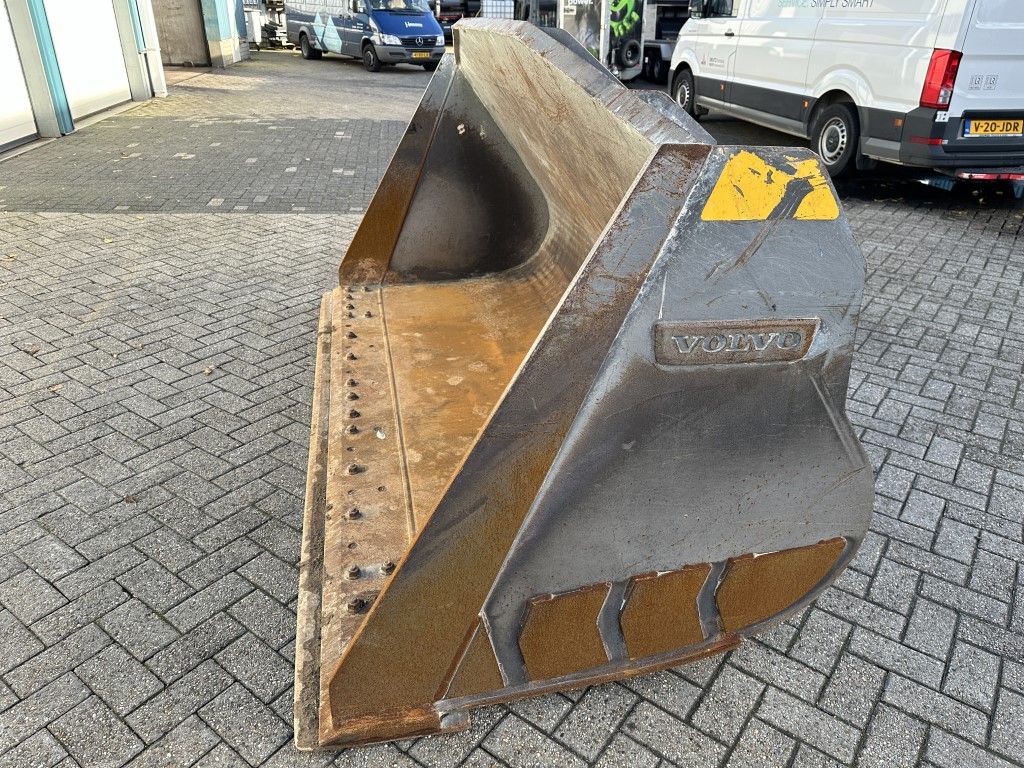 VOLVO DICHTE BAK 2650 BREED