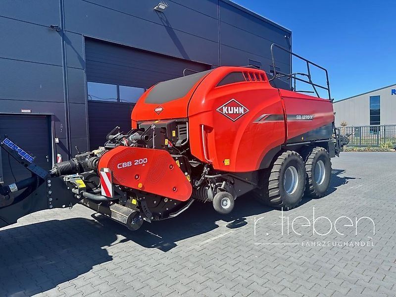 Kuhn SB1270 X OC Omnicut Quaderballenpresse mit Vorbauhäcksler CBB200