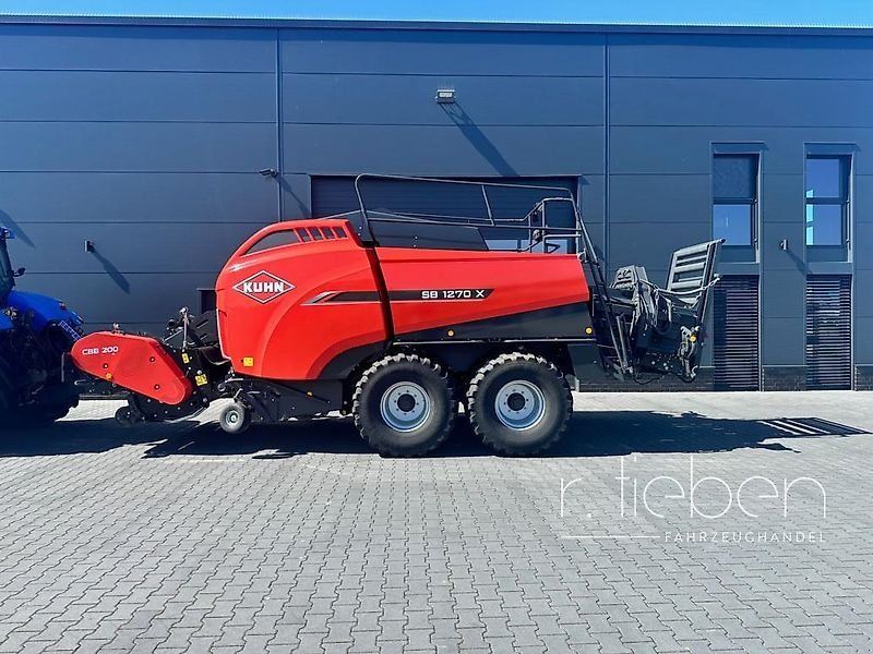 Kuhn SB1270 X OC Omnicut Quaderballenpresse mit Vorbauhäcksler CBB200