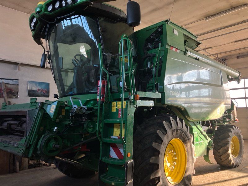 John Deere T660i mit 625PF Schneidwerk