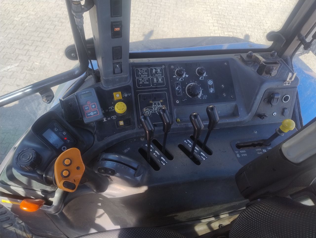 New Holland tm140 (7500uur)