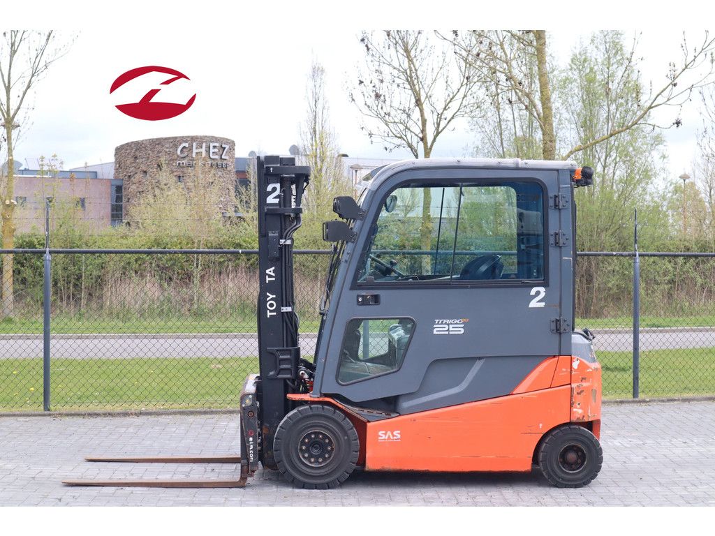 Toyota 8FBMT25 | TRIPLEX | SIDESHIFT | SPREADERS