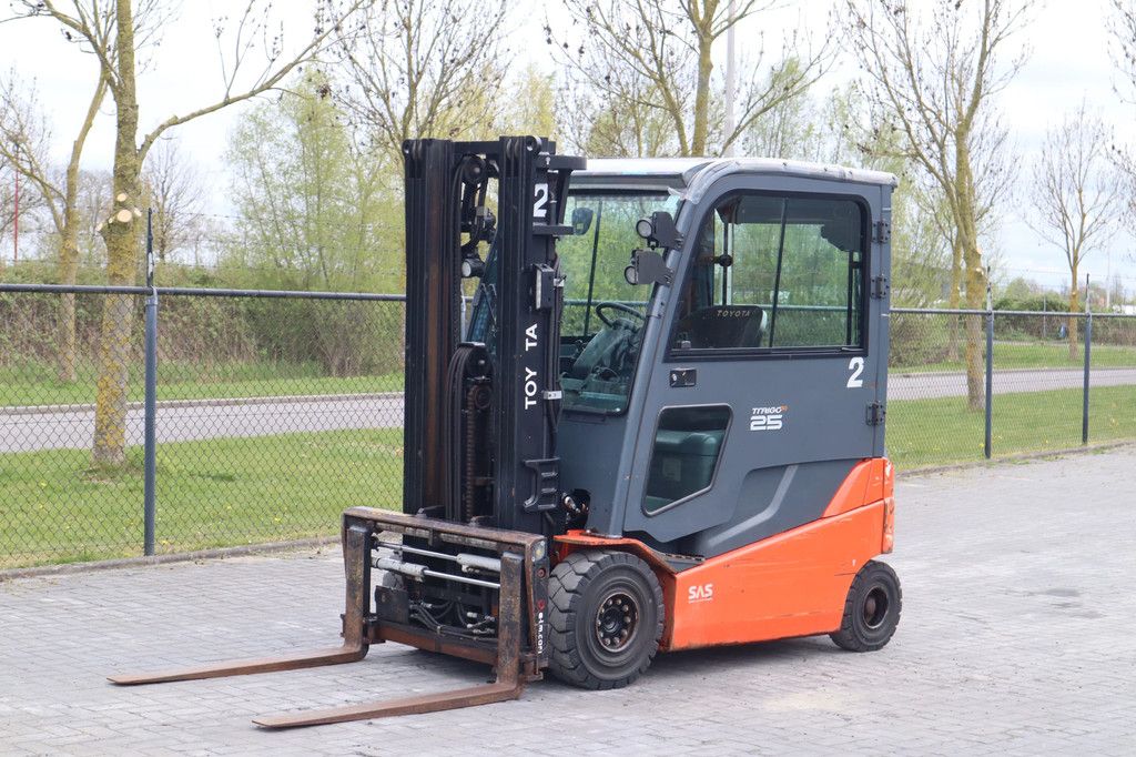 Toyota 8FBMT25 | TRIPLEX | SIDESHIFT | SPREADERS