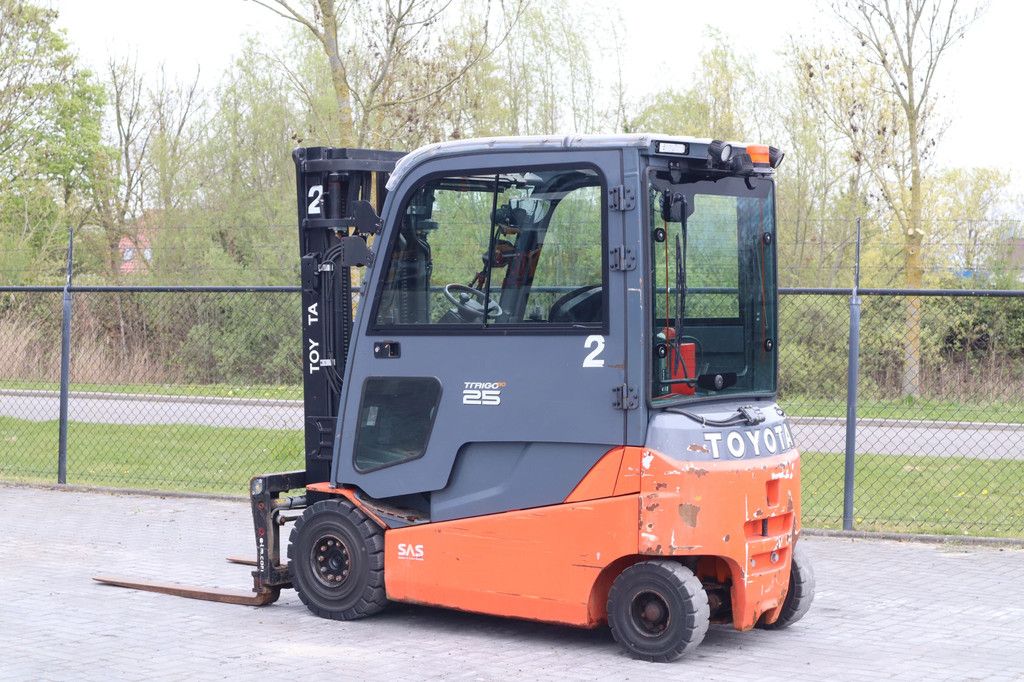 Toyota 8FBMT25 | TRIPLEX | SIDESHIFT | SPREADERS