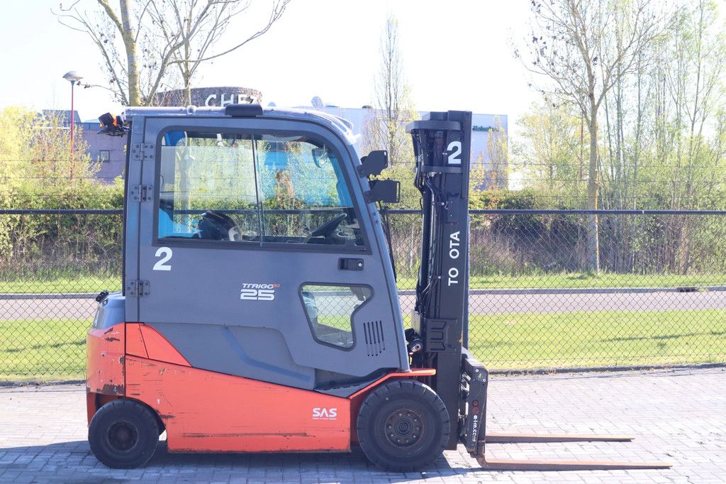 Toyota 8FBMT25 | TRIPLEX | SIDESHIFT | SPREADERS