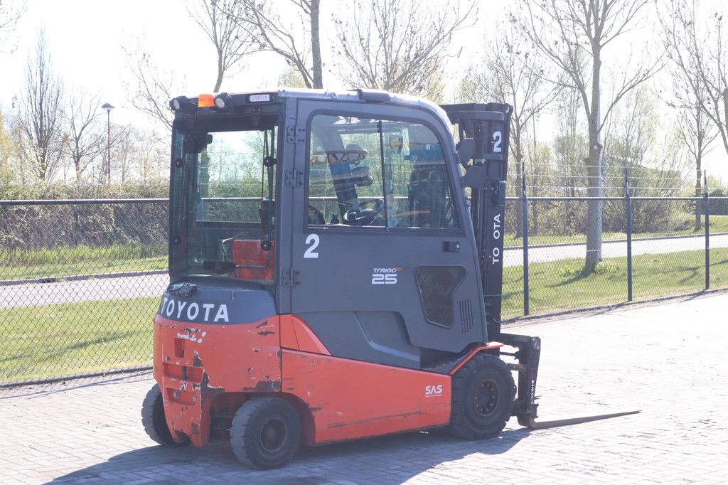 Toyota 8FBMT25 | TRIPLEX | SIDESHIFT | SPREADERS