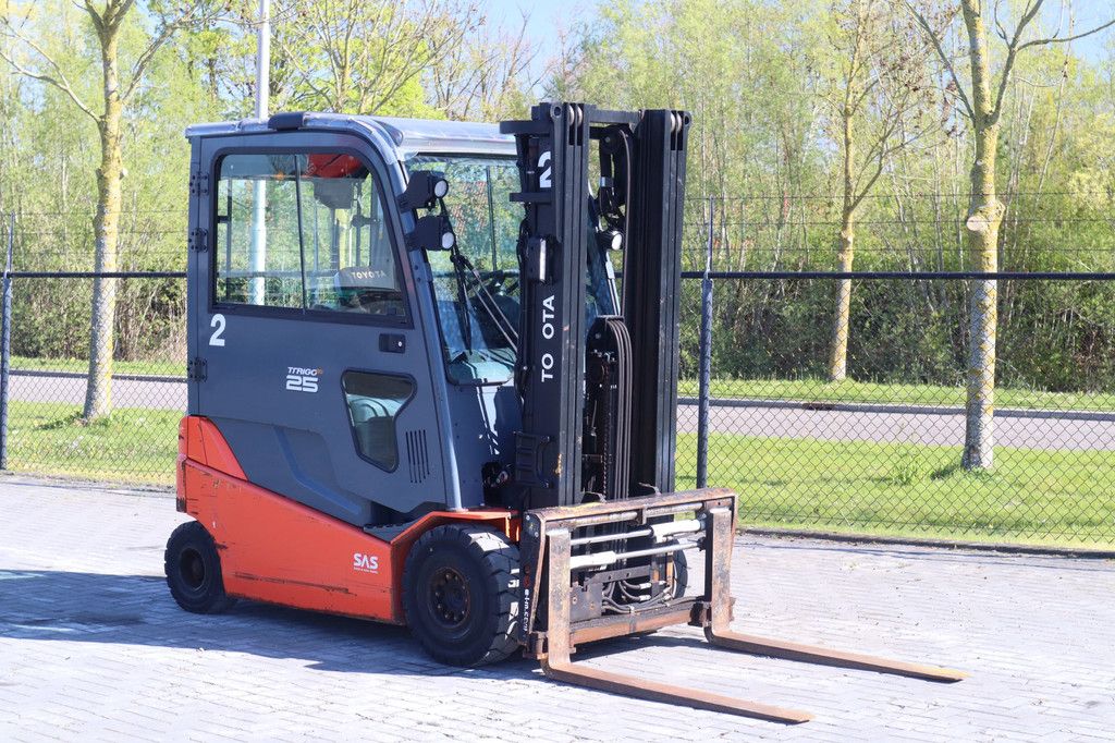 Toyota 8FBMT25 | TRIPLEX | SIDESHIFT | SPREADERS