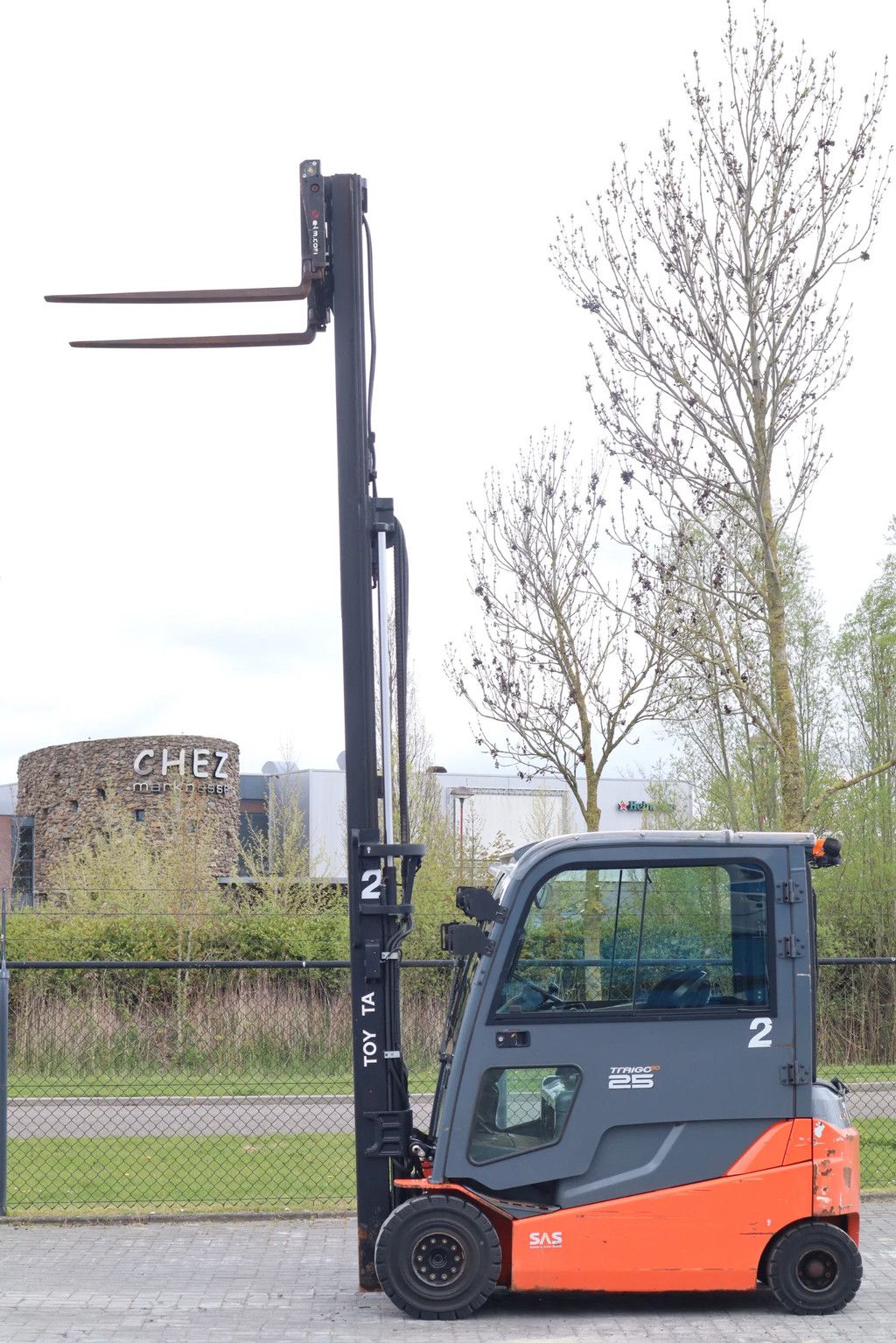 Toyota 8FBMT25 | TRIPLEX | SIDESHIFT | SPREADERS