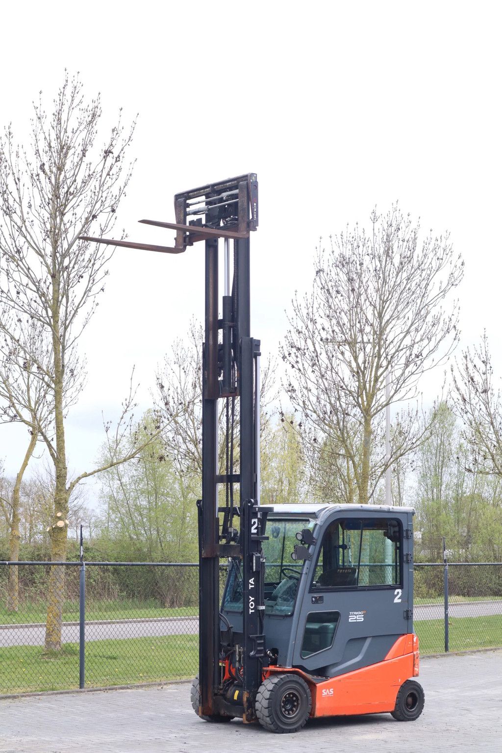 Toyota 8FBMT25 | TRIPLEX | SIDESHIFT | SPREADERS